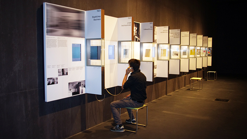 Medienstationen in der Sammlungspräsentation im Bauhaus Museum Dessau